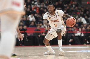 直播吧：新赛季CBA外援依旧保持4节7人次 但外援更换次数总计8次