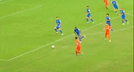 世预赛投注-马纳法疑似禁区内手球，你认为这个动作该判点吗？