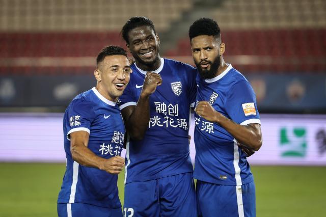 马尔康首戴帽登顶射手榜 三镇外援天团8场轰20球